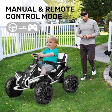 Bambino alla guida di un'auto elettrica Volvo con telecomando