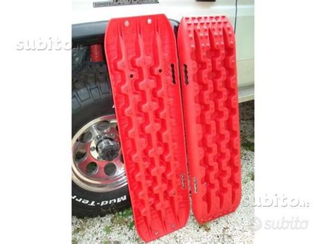 Vari accessori per fuoristrada Subaru raggruppati