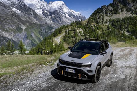 Jeep Avenger 4xe in azione fuoristrada