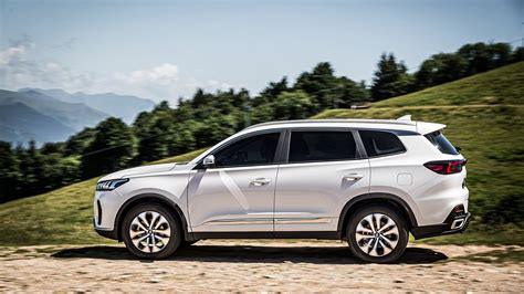 SUV di grandi dimensioni con portellone aperto
