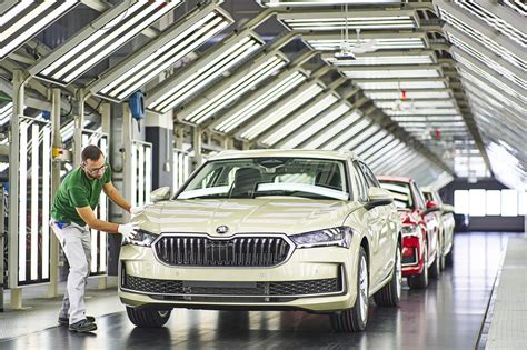 Una moderna linea di produzione di veicoli Skoda