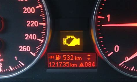 Plancia di una BMW E46 con spie accese