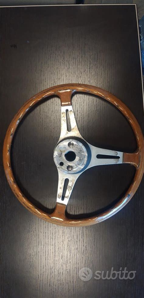 Volante in legno fai-da-te in fase di costruzione