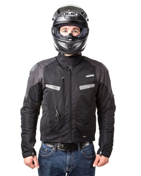 Motociclista che indossa la giacca Ixon con airbag per un viaggio