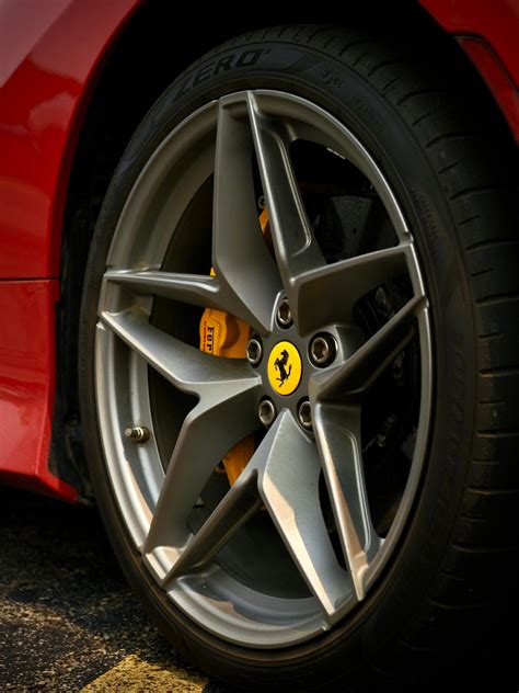Logo Ferrari in primo piano su una vettura sportiva