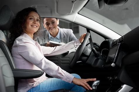 Una persona che effettua un test drive con un'auto MG