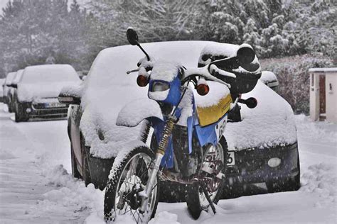 Immagine di una moto in un ambiente freddo
