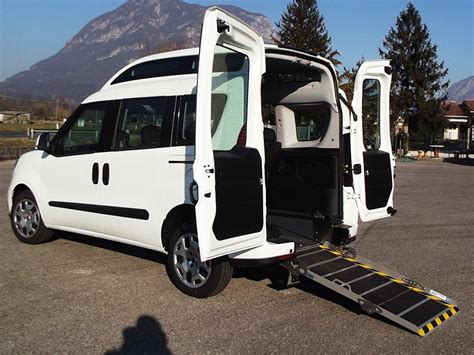 Fiat Doblò adattato per trasporto disabili con rampa posteriore