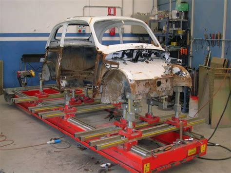 Banco di riscontro telai in azione per la riparazione di un telaio deformato