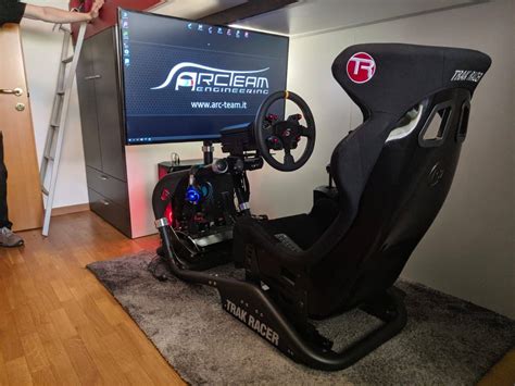 Immagine di un setup completo da simulazione di guida con volante e pedaliera