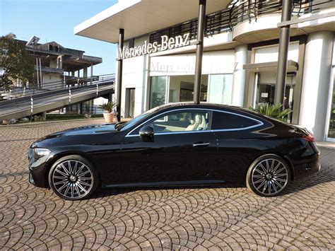Mercedes-Benz C 220 Coupé Premium con pacchetto AMG in strada