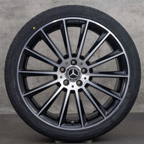 Dettaglio del cerchio in lega AMG da 19 pollici della Mercedes-Benz C 220 Coupé