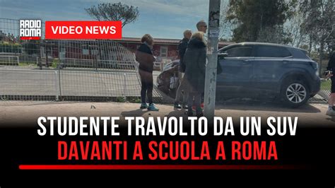 SUV parcheggiato davanti a una scuola