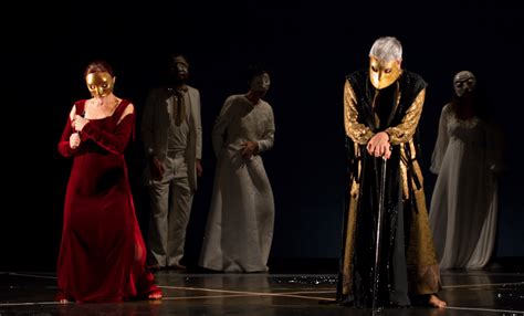 Scena teatrale: Elena e Medea moderne