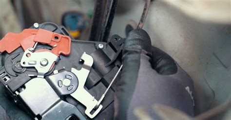 Meccanico che sostituisce la serratura auto
