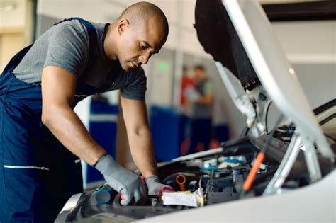 Meccanico specializzato che ripara una centralina auto