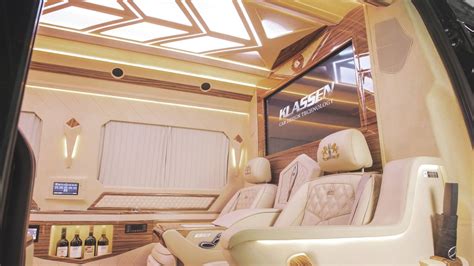 Automobile con interni modificati per ufficio mobile
