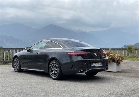 Mercedes E 220 Coupé in azione su strada