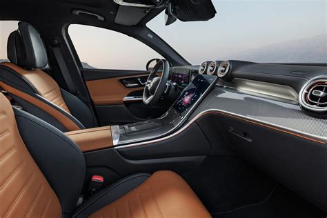 Interni della Mercedes E Coupé con doppio schermo