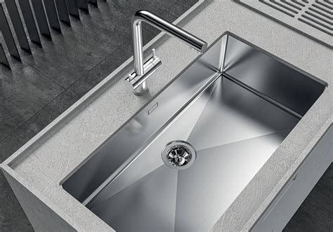 Diagramma illustrativo della pulizia corretta dei lavelli in acciaio inox