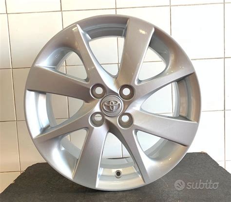 Toyota Yaris 1999 con cerchi R14