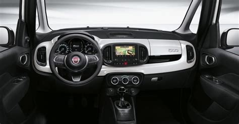 Interni Fiat 500L con plancia e display infotainment