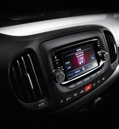 Dettaglio plancia Fiat 500L con schermo infotainment