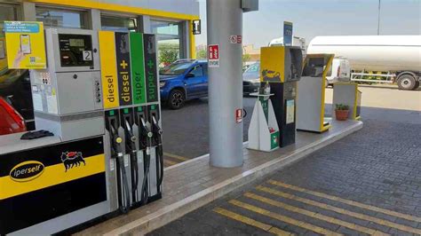 Distributore di benzina con opzioni di servizio