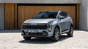 Persona che effettua un test drive con una Kia nuova