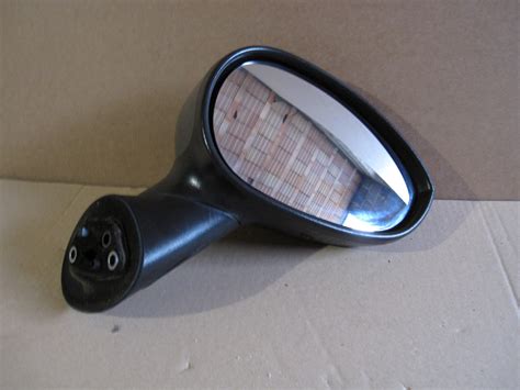 Componenti di uno specchietto retrovisore auto
