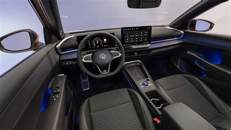Interni della Nuova Volkswagen T-Roc con doppio schermo digitale