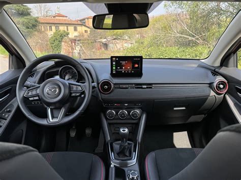 Interni Mazda2 Mild Hybrid con plancia pulita e sistema multimediale