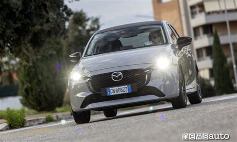 Mazda2 Mild Hybrid su strada di campagna in curva