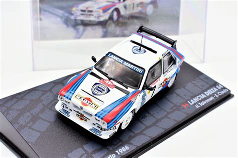 Modellino auto da rally in azione su sterrato