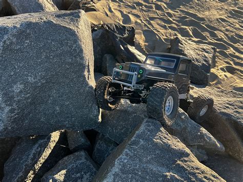 Crawler RC su percorso roccioso