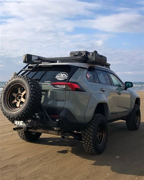 Toyota RAV4 in ambiente off-road con cerchi personalizzati