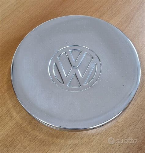 Dettaglio di diverse tipologie di coprimozzo Volkswagen