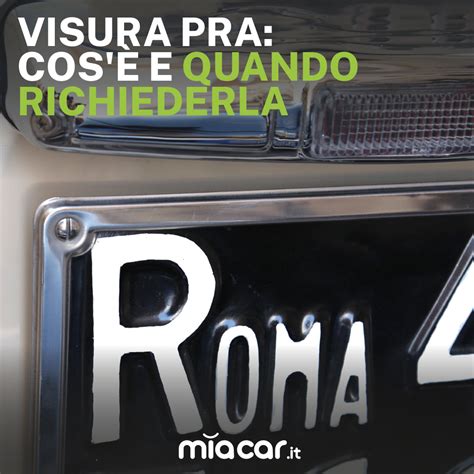 Consulente automobilistico che spiega le caratteristiche del veicolo