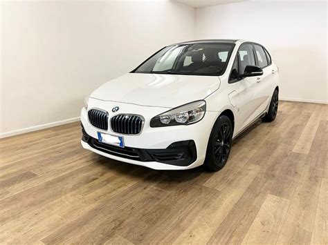 Configurazione interna della BMW 225xe con sedili abbattuti