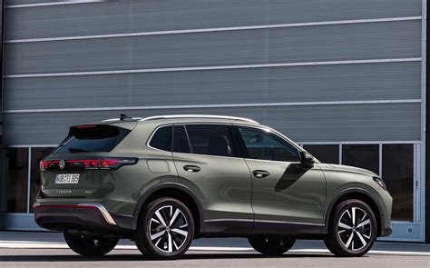 Infografica sulla capacità del bagagliaio della Volkswagen Tiguan con diverse configurazioni dei sedili