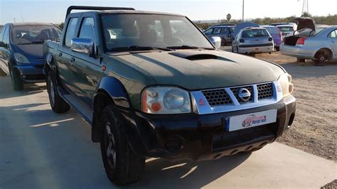 Dettaglio della parte anteriore di un Nissan Navara D22