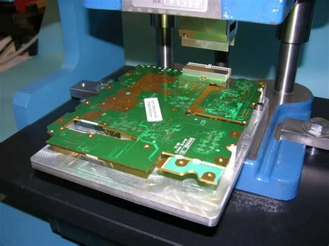 Schema di una ROM su una PCB