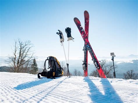 Attrezzatura da sci e snowboard pronta per essere riposta in una borsa da viaggio