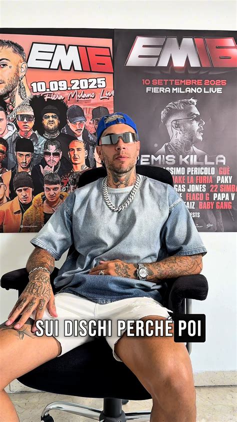 Emis Killa che si esibisce con espressione arrabbiata sul palco