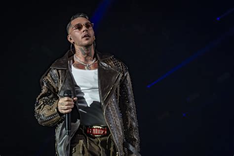 Emis Killa in concerto interagisce con il suo pubblico