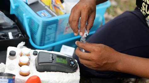 Persona che esegue un test con acqua su un'auto