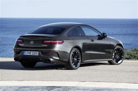 Mercedes Classe E Coupé in contesto urbano