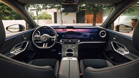 Interni della Mercedes Classe E Coupé con doppio display