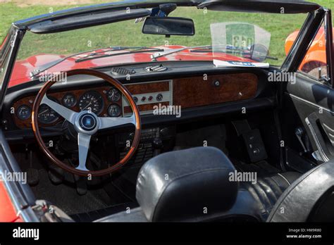 Interni Fiat 124 Sport Coupé con cruscotto sportivo