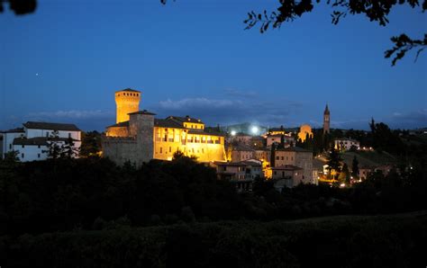 Panorama notturno di Modena con veicoli